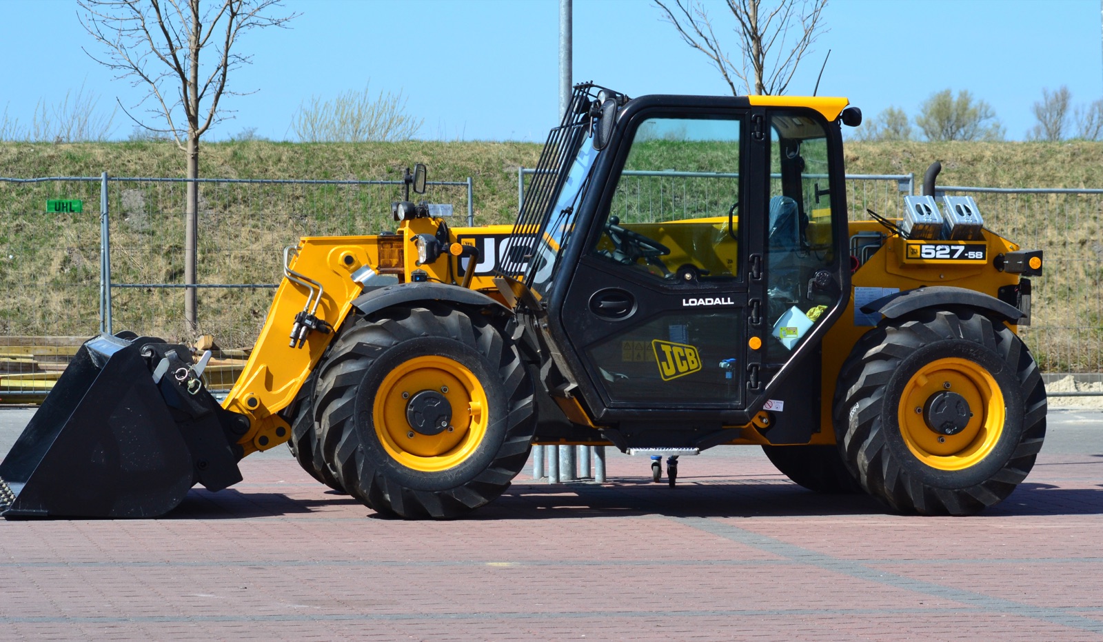 JCB 527-58 Loadall telehandler with bucket lowered, ready to work